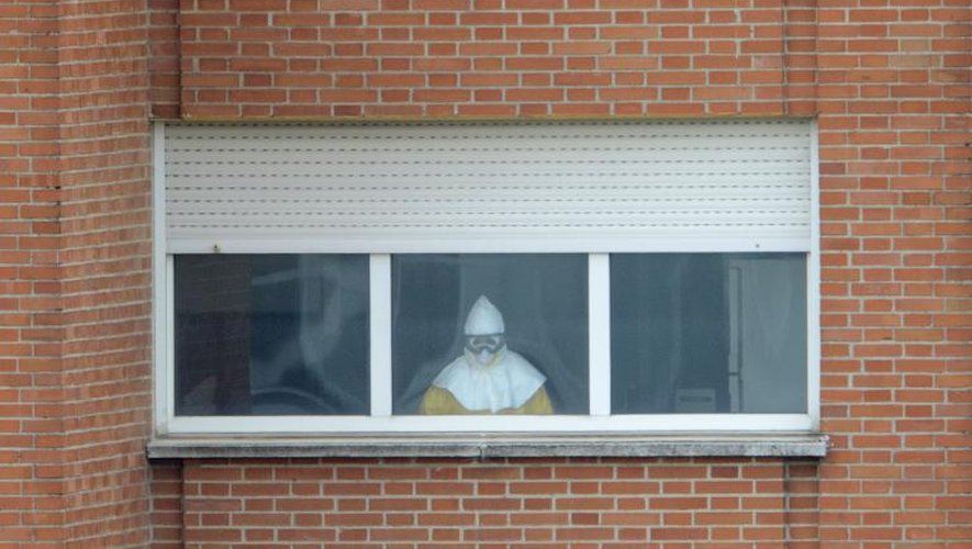 Un membre du personnel médical de l'hôpital Carlos III de Madrid, où sont hospitalisés des cas suspects d'Ebola, portant une tenue de protection le 12 octobre 2014