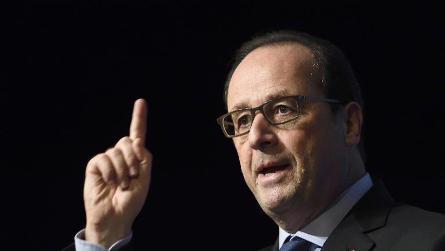 Le président François Hollande s'exprime le 16 octobre 2014 lors d'un congrès à La Défense, près de Paris