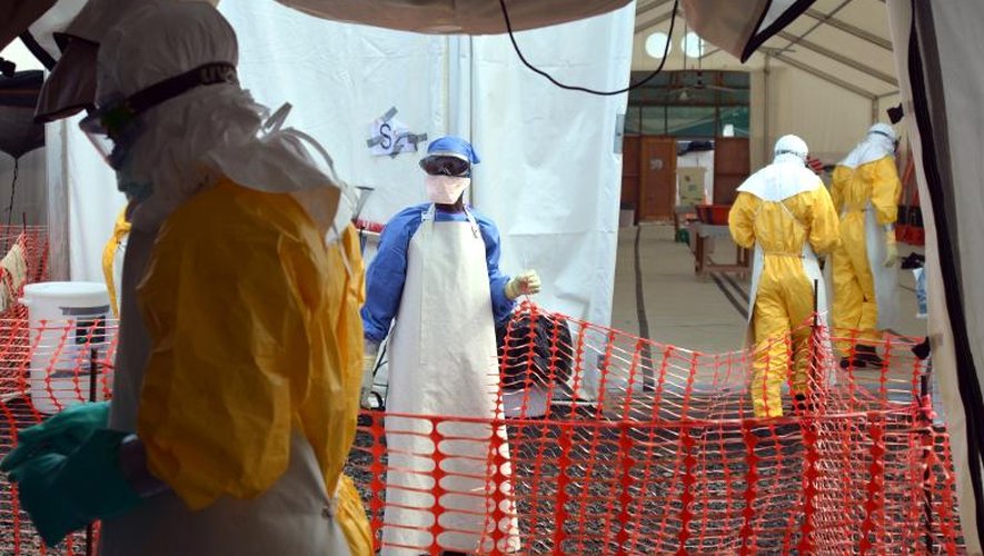Des personnels de santé au Centre de traitement Ebola de Médecins Sans Frontières à Monrovia, le 18 octobre 2014 au Liberia