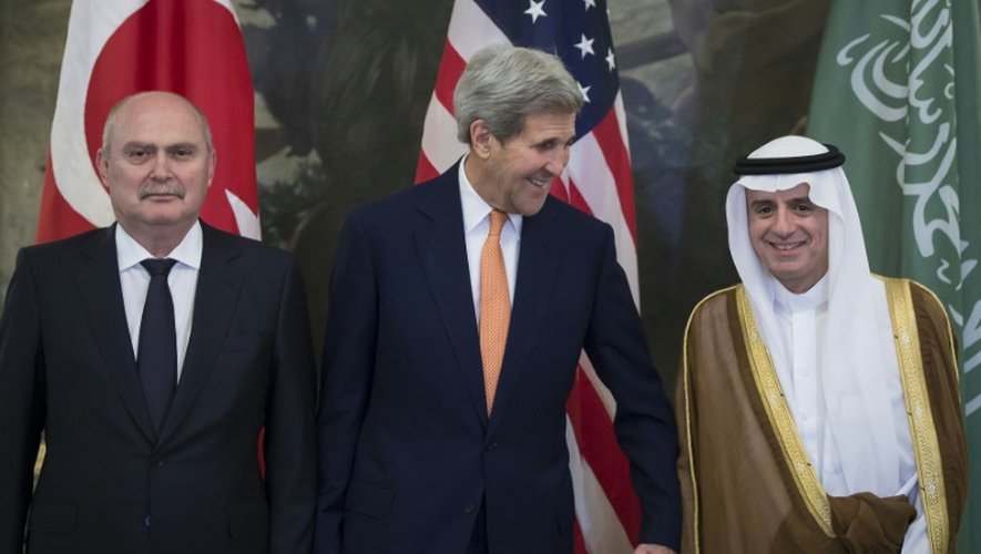 (g-d): le ministre turc des Affaires étrangères Feridun Sinirlioglu, le secrétaire d'Etat américain John Kerry et le ministre saudien des Affaires étrangères Adel al-Jubeir, le 23 octobre 2015 à Vienne à l'occasion de pourparlers sur le conflit en Syrie