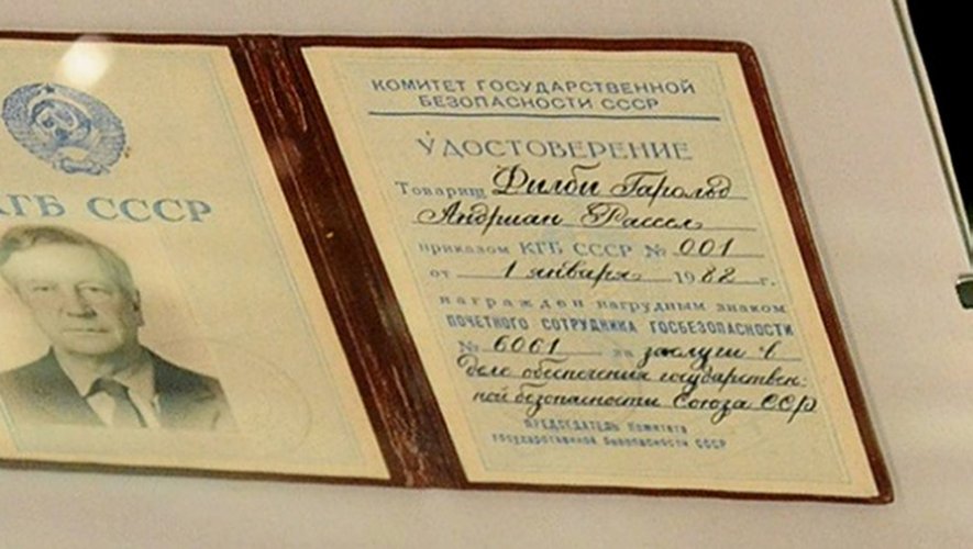 La carte d'identité du KGB de l'agent double Kim Philby, présentée lors d'une exposition sur les services de renseignements russes à Moscou le 22 décembre 2010