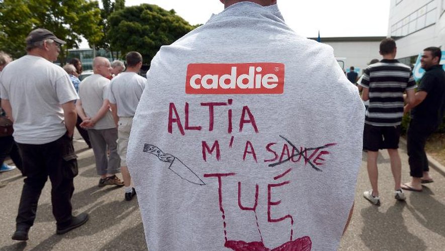 Des employés de Caddie manifestent le 23 juin 2014 devant le siège de la société à Strasbourg