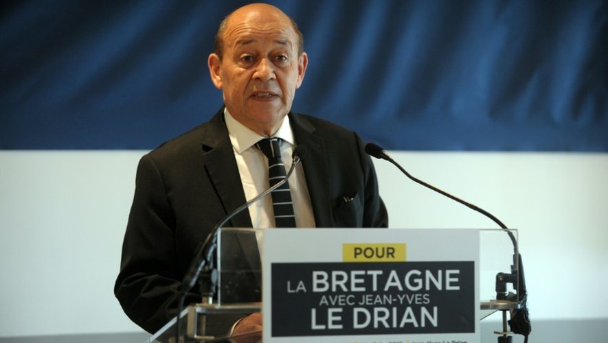 Le ministre de la Défense Jean-Yves Le Drian lors d'une conférence de presse le 16 octobre 2015 à Guidel