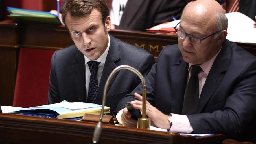 Les ministres de l'Economie Emmanuel Macron et des Finances Michel Sapin le 15 octobre 2014 à l'Assemblée nationale à Paris