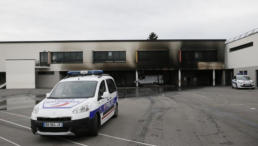 Une voiture de police devant une école des Tarterets incendiée à la voiture-bélier, le 6 octobre 2014 à Corbeil-Essonnes