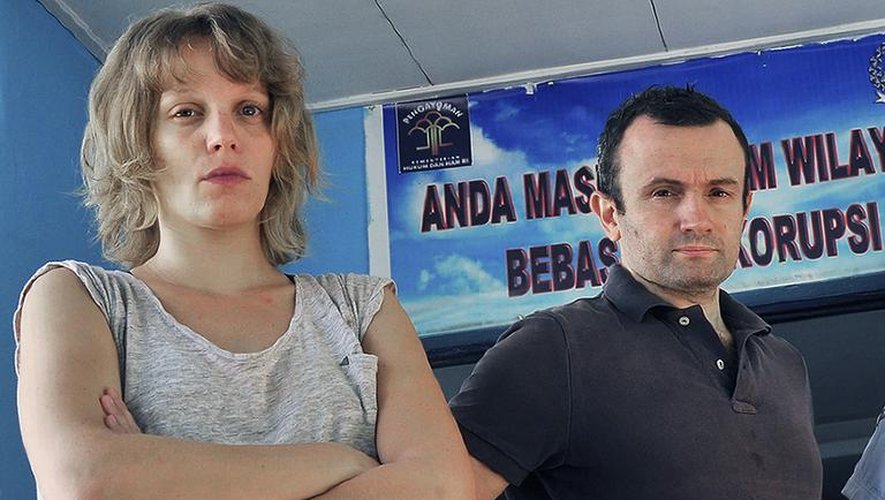 Les journalistes français d'Arte Thomas Dandois (d), 40 ans, et Valentine Bourrat, 29 ans, photographiés le 28 août 2014 à Jayapura, dans la province de Papouasie