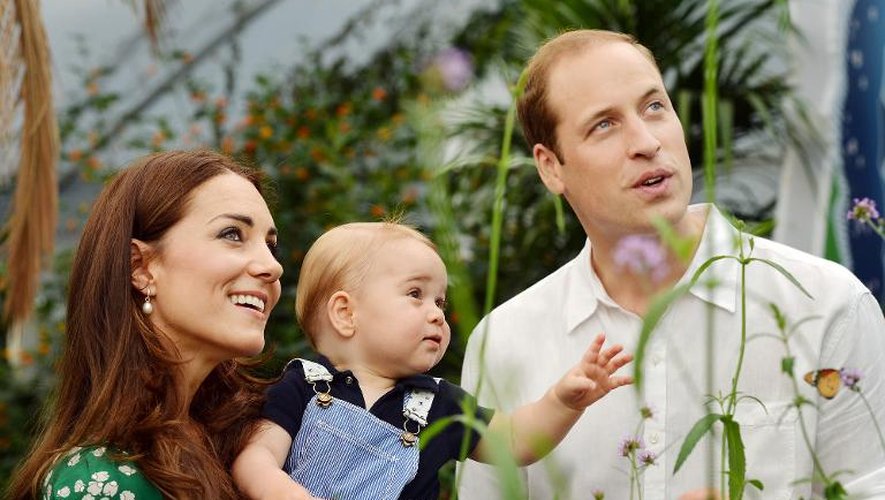 Le prince William (d), son épouse Kate et leur fils George, le 2 juillet 2014 à Londres