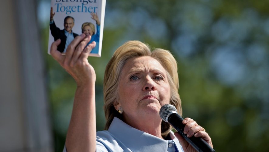 La candidate démocrate à l'élection présidentielle américaine, Hillary Clinton, présente son livre "Stronger Together" (Plus fort ensemble), à Cleveland dans l'Ohio le 5 septembre 2016