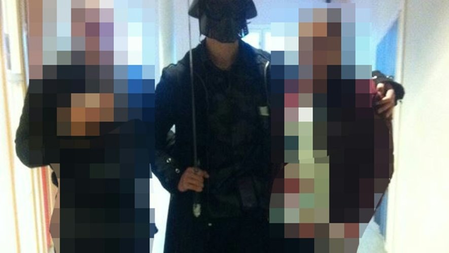Photo fournie à l'AFP par un élève, montrant l'homme masqué et armé d'un sabre, juste avant son attaque dans une école suédoise à Trollhättan, le 22 octobre 2015 en Suède
