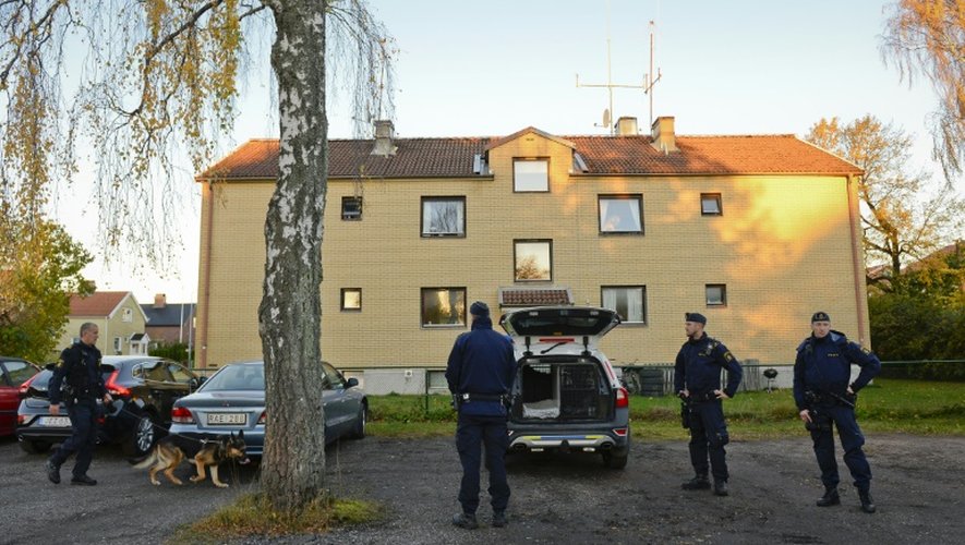 Des policiers devant un immeuble où est supposé habiter l'homme qui, armé d'un sabre, a attaqué une école, le 23 octobre 2015 à Trollhättan, en Suède