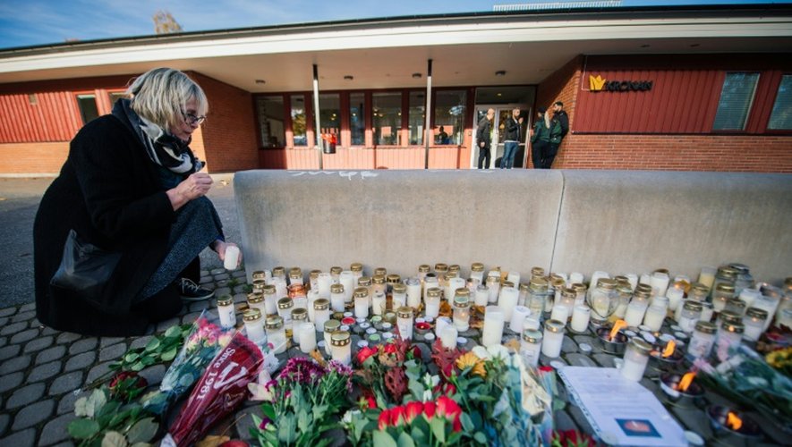 Des fleurs et des bougies déposées devant une école où un homme armé d'un sabre a tué deux personnes, le 23 octobre 2015 à Trollhättan, en Suède