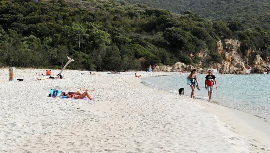 Des vacanciers prennent un bain de soleil le 19 septembre 2014 en Corse