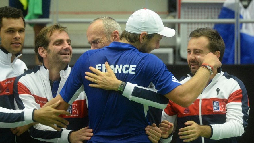 Lucas Pouille célèbre sa victoire face au Tcheque Jiri Vesely en quart de finale de la Coupe Davis