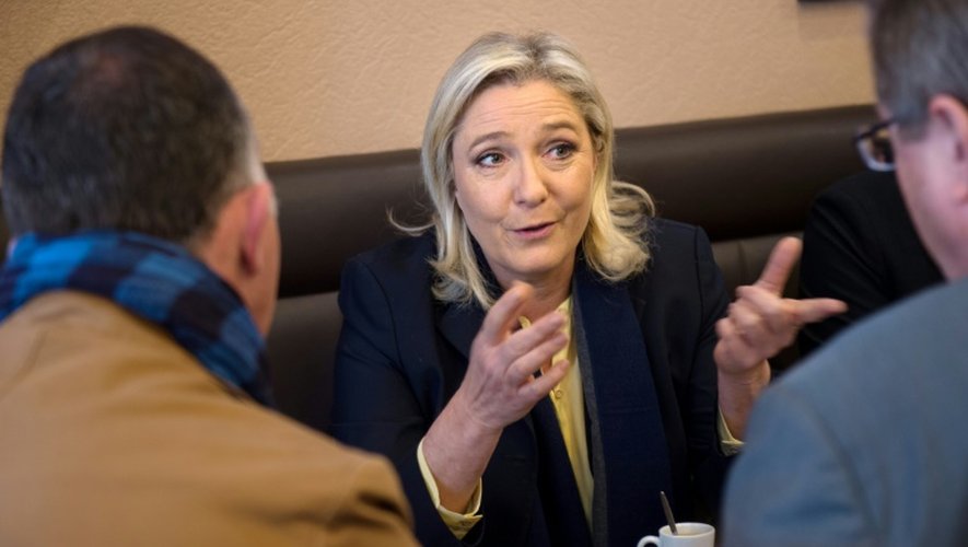 La candidate du FN dans la région Nord-Pas-De-Calais-Picardie, Marine Le Pen, en tournée pour sa campagne à Sivens, dans le nord de la France, le 23 octobre 2015