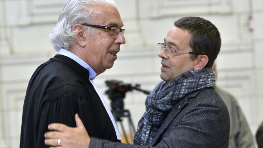 L'ex-urgentiste Nicolas Bonnemaison (d), et l'un de ses avocats Benoit Ducos-Ader, à la cour d'assises du Maine-et-Loire, à Angers le 23 octobre 2015