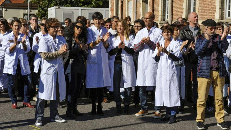 Rassemblement devant l'hôpital de Bayonne, dans le sud-ouest de la France, le 23 octobre 2015, en soutien à l'ex-urgentiste Nicolas Bonnemaison qui y exerçait