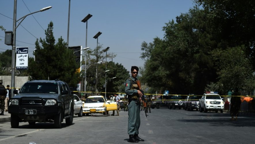 Un policier afghan dans une rue de Kaboul après une explosion, le 15 août 2016