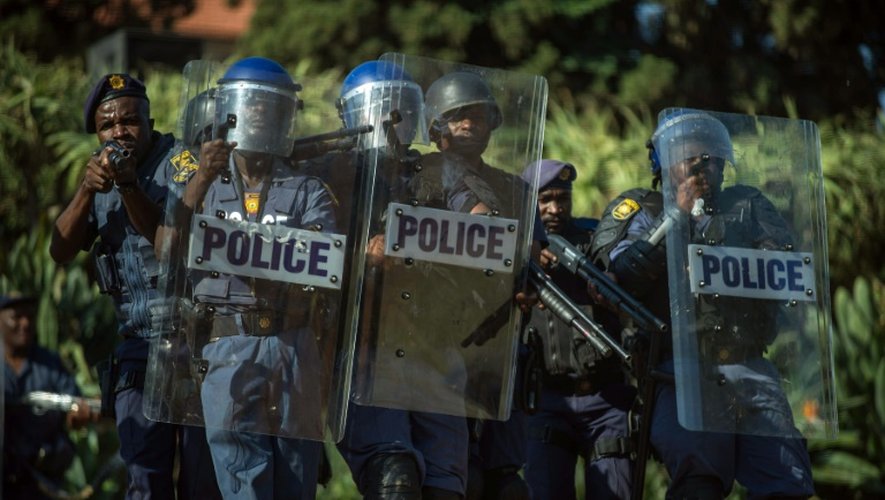 Des policiers sud-africains devant le siège du gouvernement lors du rassemblement d'étudiants contre l'augmentation des frais de scolarité à Prétoria, le 23 octobre 2015