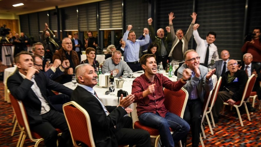 Des officiels de la Fédération de football du Kosovo célèbre l'adhésion à la Fifa