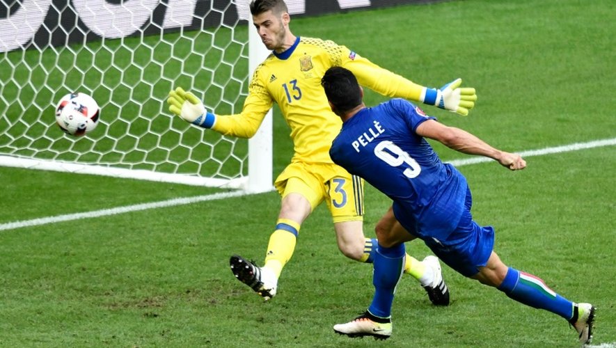 L'attaquant italien Pellè marque face à l'Espagne lors de l'Euro-2016 au Stade de France