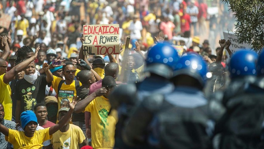 La police sud-africaine charge des étudiants qui manifestent contre l'augmentation des frais de scolarité à Prétoria, le 23 octobre 2015