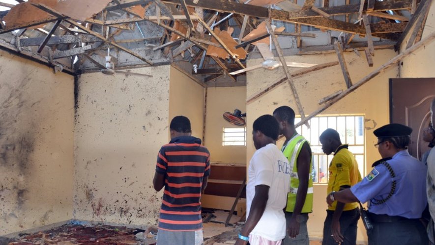 Des habitants de Maiduguri devant une mosquée cible d'un attentat suicide, le 23 octobre 2015 au Nigeria