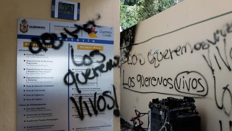 Graffitis, le 20 octobre 2014, demandant le retour des 43 disparus sur un bâtiment officiel dans la ville de Chilpancingo, dans l'Etat de Guerrero, Mexique