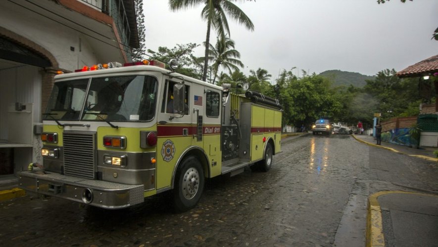 Les pompiers en alerte avant l'arrivée de l'ouragan Patricia à in Puerto Vallarta au Mexique, le 23 octobre 2015