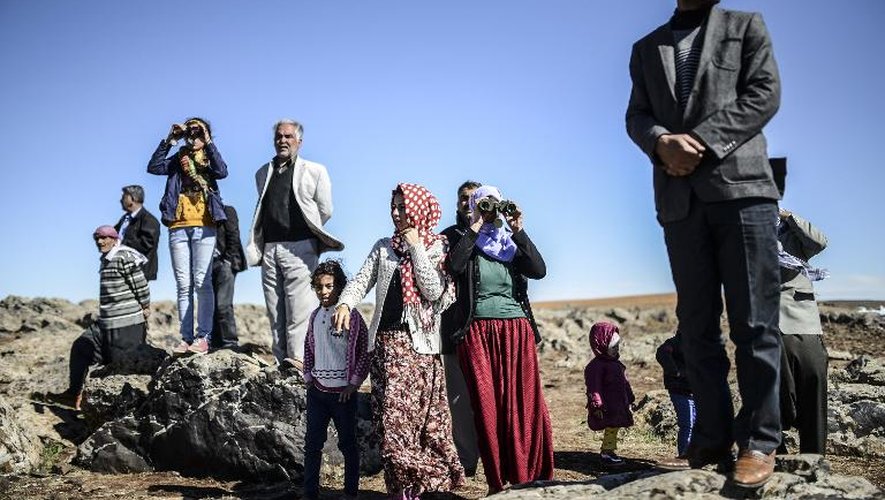 Des Kurdes syriens réfugiés le 20 octobre 2014 à Mussitpinar après avoir fui Kobané