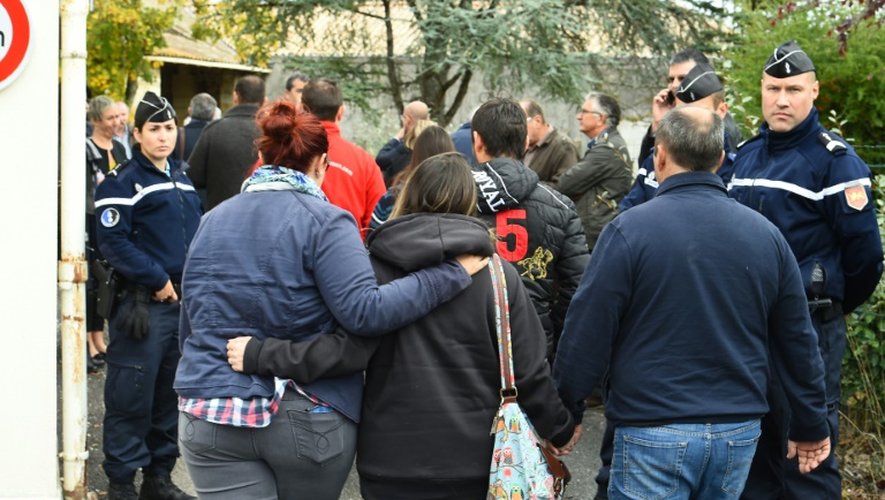 Des proches des victimes de la collision de Puisseguin se dirigent vers la mairie de Petite-Palais-et-Cornemps, dans le sud-ouest de la France, le 23 octobre 2015