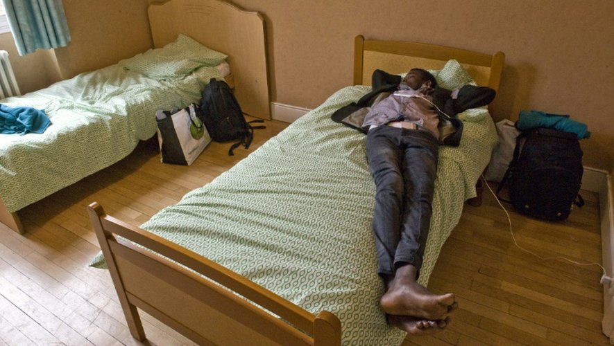 Un migrant se repose dans une chambre d'une ancienne base militaire à Varennes-sur-Allier, le 23 octobre 2015