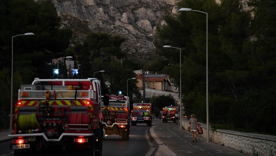 Des camions de pompiers se dirigent vers les calanques, dans le sud de Marseille, le 5 septembre 2016