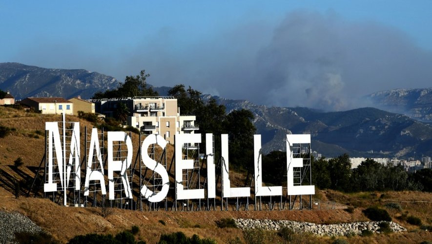 De la fumée s'élève du massif des Calanques, le 5 septembre 2016 à Marseille