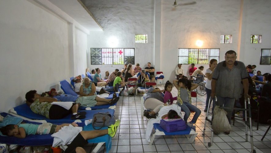 Des habitants de Puerto Vallarta rassemblés dans un abri le 23 octobre 2015