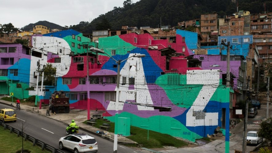 Une gigantesque fresque murale dédiée à la paix décore un quartier pauvre sur les hauteurs de Bogota, le 1er septembre 2016