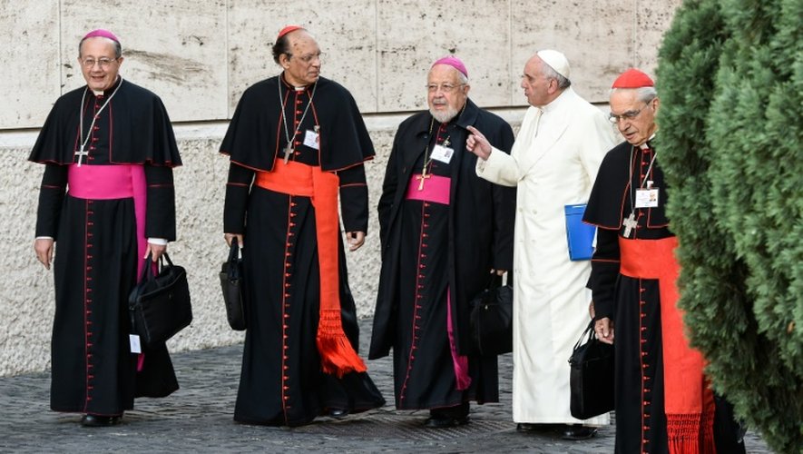 Le pape François, évêques et cardinaux arrivent le 24 octobre 2015 pour une session de travail au Vatican dans le cadre du synode sur la famille
