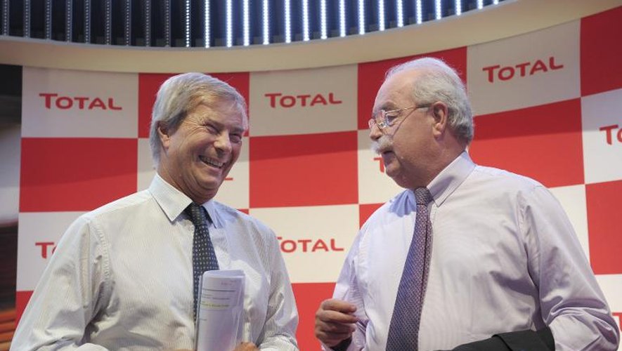 Le patron du groupe Bolloré, Vincent Bolloré (g), avec le PDG de Total, Christophe de Margerie, sur le stand du groupe pétrolier au salon de l'auto à Paris, le 2 octobre 2014