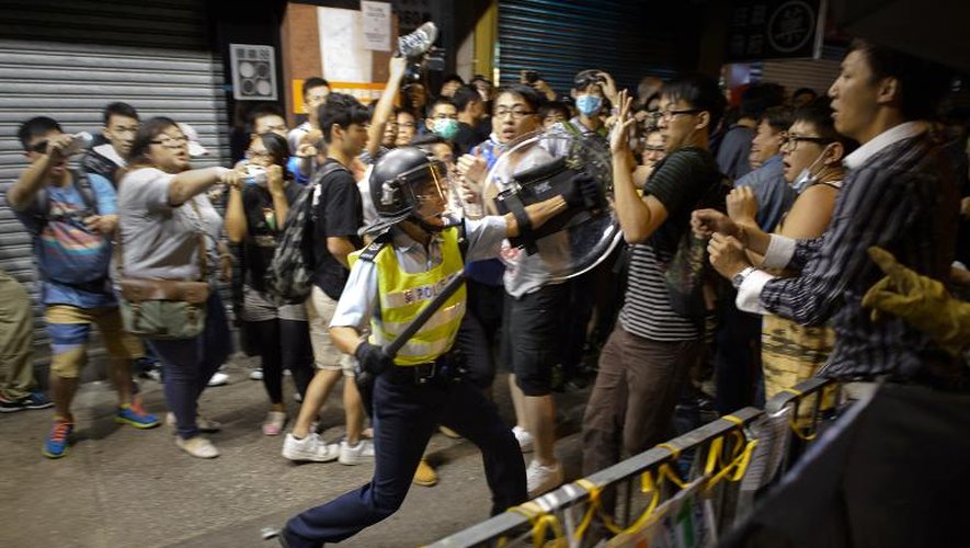 Heurts entre policiers et manifestants le 19 octobre 2014 à Hong Kong
