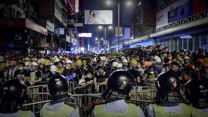 Policiers et manifestants prodémocratie le 19 octobre 2014 à Hong Kong