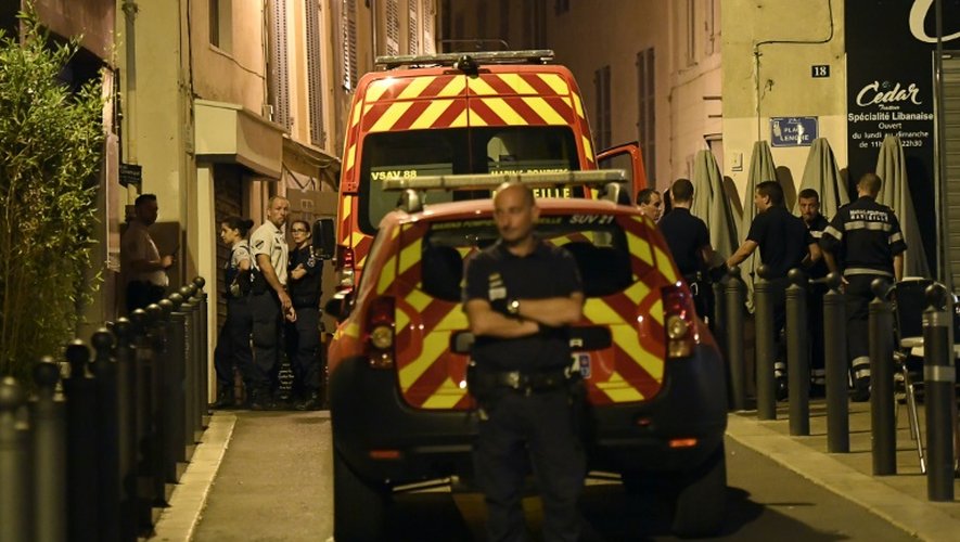 Experts et policiers devant le bar où deux hommes ont été tués par balles le 6 septembre 2016 à Marseille