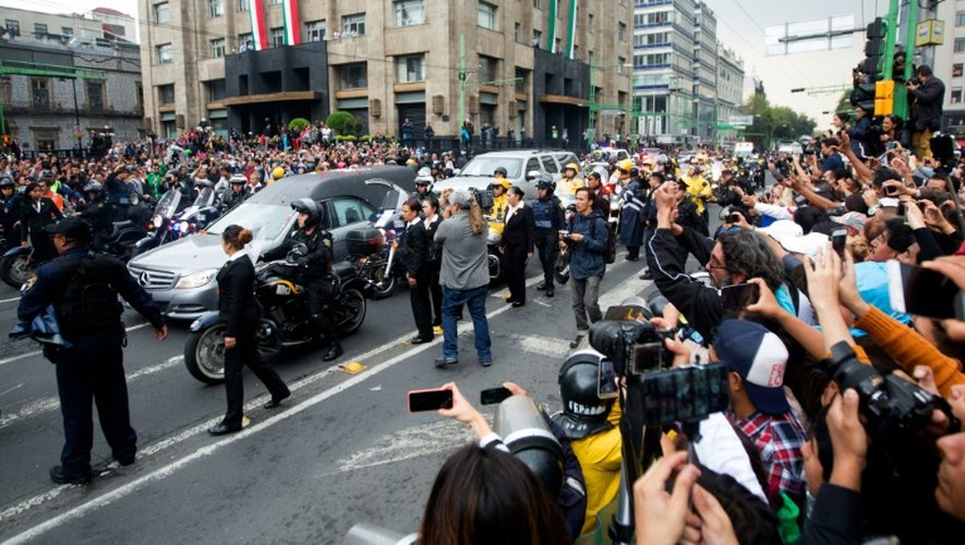 Le convoi transportant les cendres de l'icône de la chanson de variété latino, Juan Gabriel, acclamé par ses fans le 5 septembre 2016 à Mexico