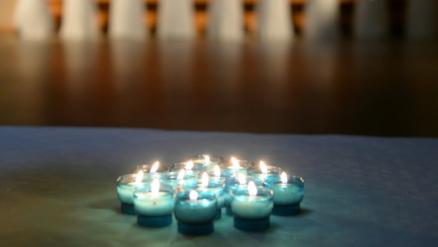 Des bougies allumées le 24 octobre 2015 dans la chapelle ardente installée à Puisseguin