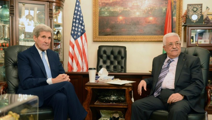 Le secrétaire d'Etat américain John Kerry et  le président palestinien Mahmoud Abbas le 24 octobre 2015 à Amman