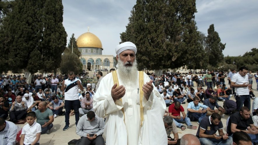 Des musulmans prient sur l'esplanade des Mosquées  le 23 2015 à Jérusalem
