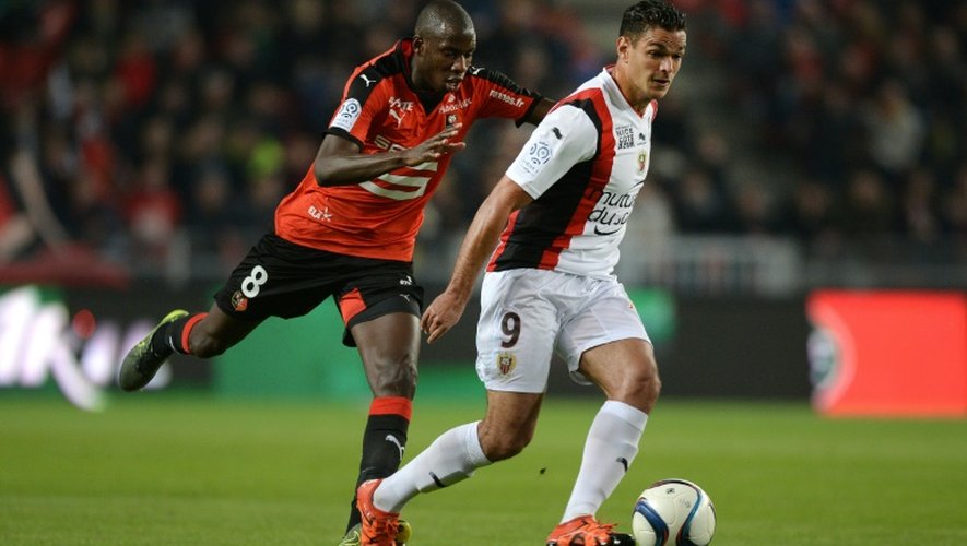 Le Niçois Hatem Ben Arfa (d) contre Rennes en Ligue 1 le 18 octobre 2015 à Rennes