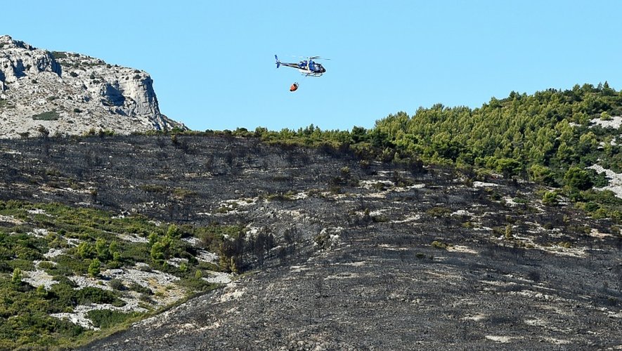 Un hélicoptère survole le parc national des Calanques, le 6 septembre 2016 à Marseille