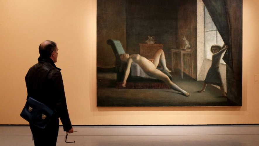 Un homme regarde une peinture de Balthus (1908-2001) lors d'une exposition à la Villa Médicis à Rome le 23 octobre 2015