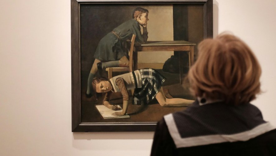 Une femme regarde une peinture de Balthus (1908-2001) lors d'une exposition à la Villa Médicis à Rome le 23 octobre 2015