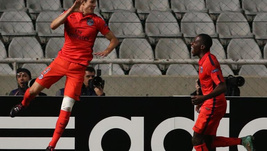 La joie de l'attaquant du PSG Edinson Cavani, avec son coéquipier Blaise Matuidi, auteur du but de la victoire chez l'APOEL Nicosie, le 21 octobre 2014