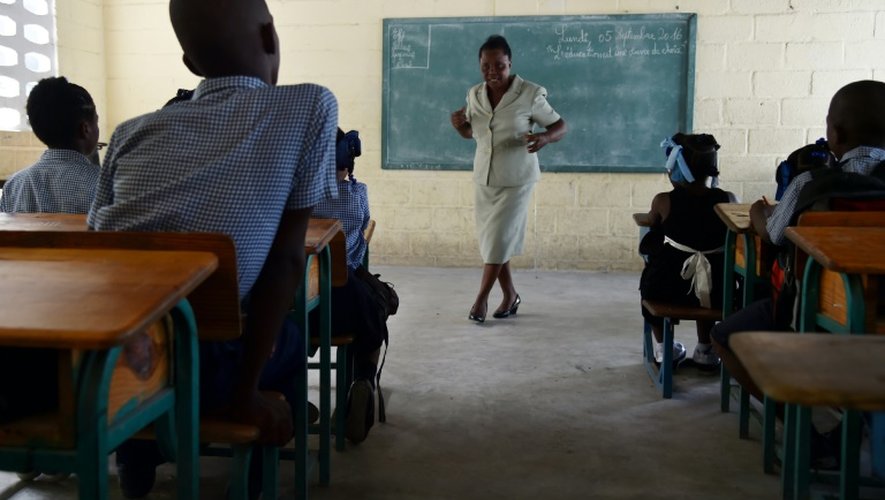 Une institutrice parle à ses élèves le jour de la rentrée à l'école publique de Tabarre, dans la banlieue de Port-au-Prince, le 5 septembre 2016.